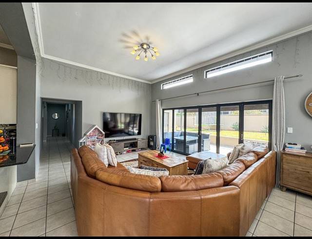 3 BEDROOM HOUSE FOR SALE IN MIDSTREAM HILL